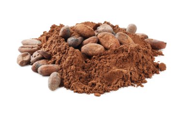 Doğal kakao çekirdekleri ve toz beyaz üzerine izole edilmiş.