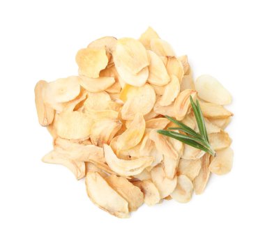 Kurutulmuş sarımsak taneleri ve biberiye yığını beyaza izole edilmiş.