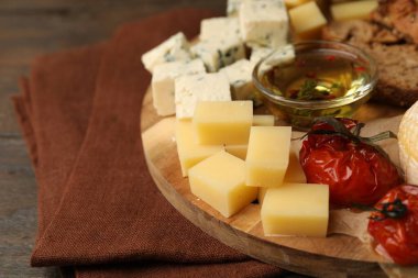 Masada farklı peynir ve diğer atıştırmalıklar var, yakın plan. Metin için boşluk