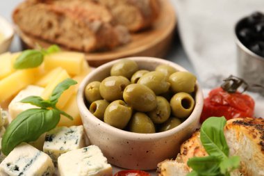 Lezzetli kızarmış tavuk göğsü, peynir, zeytin ve fesleğen.