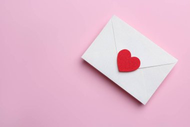 Pembe arka planda aşk mektubu, üst manzara. Metin için boşluk