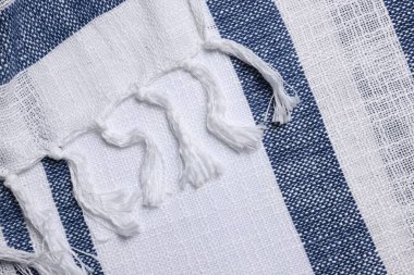 Arkaplan olarak çizgili ve püsküllü kumaş dokusu, üst görünüm