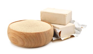 Taze, kurutulmuş maya parçaları ve beyaz tencereler.