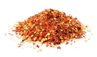 Beyaz üzerine izole edilmiş kırmızı biber yığını.