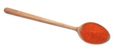 Kırmızı biber tozu kaşıkla beyaza izole edilmiş, üst manzara.