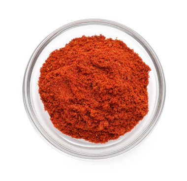 Kırmızı biber tozu kasede, beyaza izole edilmiş, üst manzara.