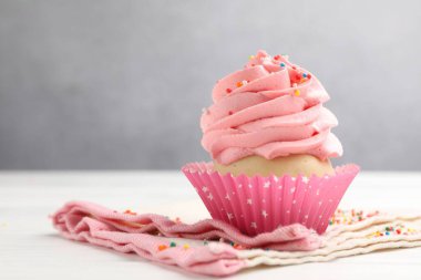 Beyaz ahşap masaya serpiştirilmiş lezzetli kek, yakın plan. Metin için boşluk