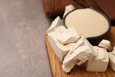 Kahverengi masada taze ve kuru maya, yakın plan. Metin için boşluk