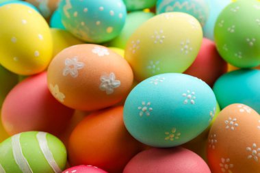 Arka plan olarak pek çok Paskalya yumurtası boyanmış. Yakın plan.