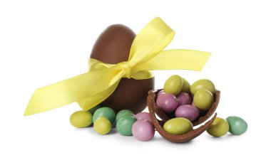 Beyaz üzerine izole edilmiş renkli şekerli lezzetli çikolata yumurtaları. Mutlu Paskalyalar