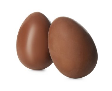 Beyaza izole edilmiş iki lezzetli çikolata yumurtası. Mutlu Paskalyalar