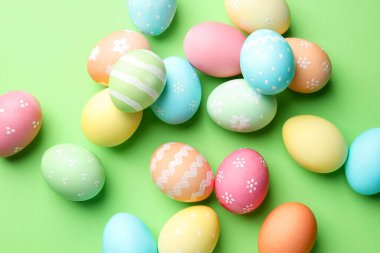 Yeşil arka planda güzel dekore edilmiş Paskalya yumurtaları.