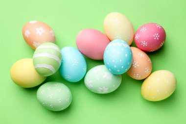 Yeşil arka planda güzel dekore edilmiş Paskalya yumurtaları.