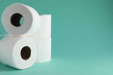 Tuvalet kağıdı turkuaz arka planda, yakın plan. Metin için boşluk