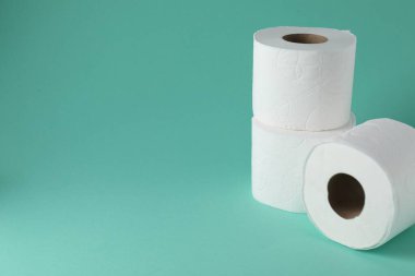 Tuvalet kağıdı turkuaz arka planda, yakın plan. Metin için boşluk