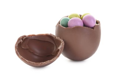 Kırık çikolata yumurtası ve beyaza izole edilmiş renkli şekerler. Mutlu Paskalyalar