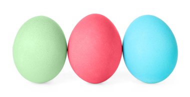 Beyaz renkte boyanmış üç Paskalya yumurtası.