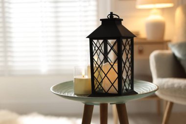 İçeride yanan mumları olan güzel bir Noel feneri. Metin için boşluk