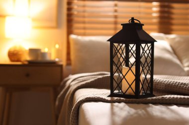 İçinde mum olan güzel bir Noel feneri. Metin için boşluk