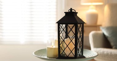 Güzel bir Noel feneri. Masada mumlar yanıyor. Yakın plan. Metin için boşluk