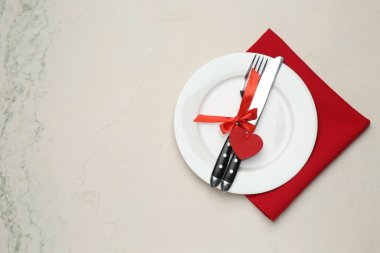 Beyaz arka planda güzel bir masa, üst manzara. Metin için boşluk