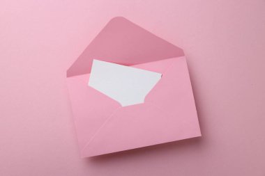 Pembe arka planda tebrik kartı olan zarf, üst görünüm