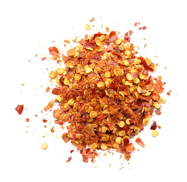 Kırmızı biber taneleri yığını beyaza izole edilmiş, en üstte.