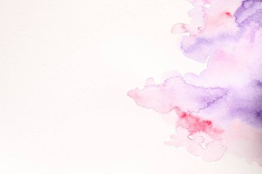 Beyaz kağıt üzerinde soyut suluboya resim, üst görünüm. Metin için boşluk