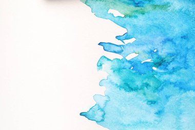 Beyaz kağıt üzerinde soyut suluboya resim, üst görünüm. Metin için boşluk