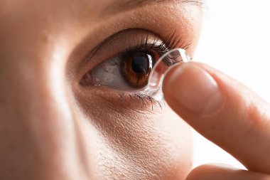 Kadın arka planda kontak lens takıyor, yakın plan