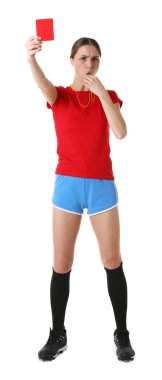 Beyaz arka planda kırmızı kart düdüğü çalan hakem