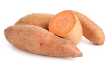 Beyaz üzerine izole edilmiş tatlı patatesler.