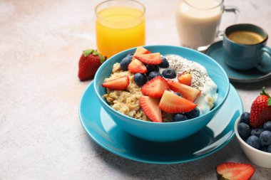 Işık masasında servis edilen yulaf ezmeli lezzetli bir kahvaltı. Metin için boşluk