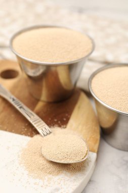 Beyaz mermer masada kuru maya, yakın plan.