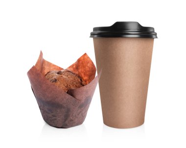 Togo kağıt bardakta kahve ve beyaz üzerine izole edilmiş lezzetli kek.