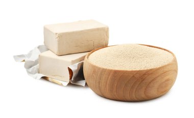 Taze, kurutulmuş maya parçaları ve beyaz tencereler.