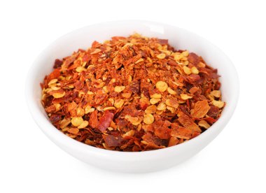 Kırmızı biber taneleri beyaz kasede izole edilmiş.