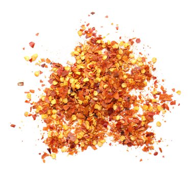 Kırmızı biber taneleri yığını beyaza izole edilmiş, en üstte.