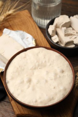 Taze maya hamuru ve malzemeler ahşap masada, yakın plan.