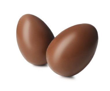 Beyaza izole edilmiş iki lezzetli çikolata yumurtası. Mutlu Paskalyalar