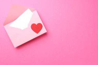 Tebrik kartı ve pembe arka planda dekoratif kalp ile zarf, üst manzara. Metin için boşluk