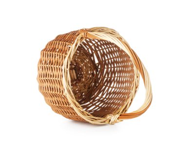 Boş bir Paskalya sepeti beyaza izole edilmiş.