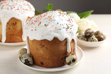 Güzel Paskalya pastaları ve yumurtalar beyaz masada, yakın plan.