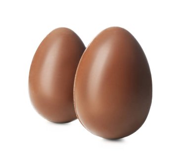 Beyaza izole edilmiş iki lezzetli çikolata yumurtası. Mutlu Paskalyalar