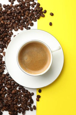 Kahveyi fincanda tazelemek ve arka planda fasulye, düz uzanmak.