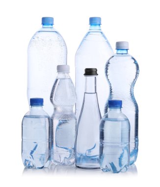 Farklı boyutlarda su şişeleri beyaz üzerine izole edilmiş.