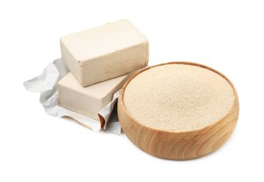 Taze, kurutulmuş maya parçaları ve beyaz tencereler.