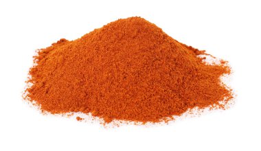 Kırmızı biber tozu üzerinde beyaz izole yığını