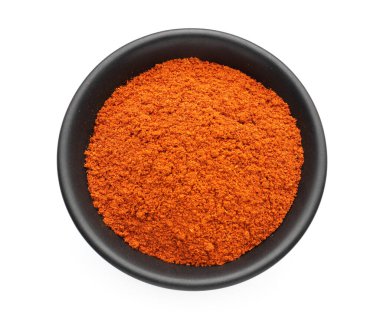 Kırmızı biber tozu kasede, beyaza izole edilmiş, üst manzara.