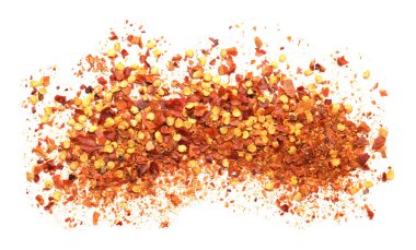 Kırmızı biber taneleri yığını beyaza izole edilmiş, en üstte.